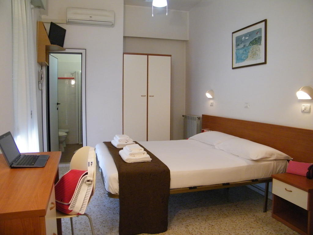 Hotel Nuovo Fiore Cattolica Habitación foto