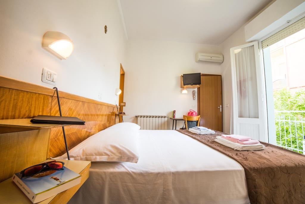 Hotel Nuovo Fiore Cattolica Habitación foto