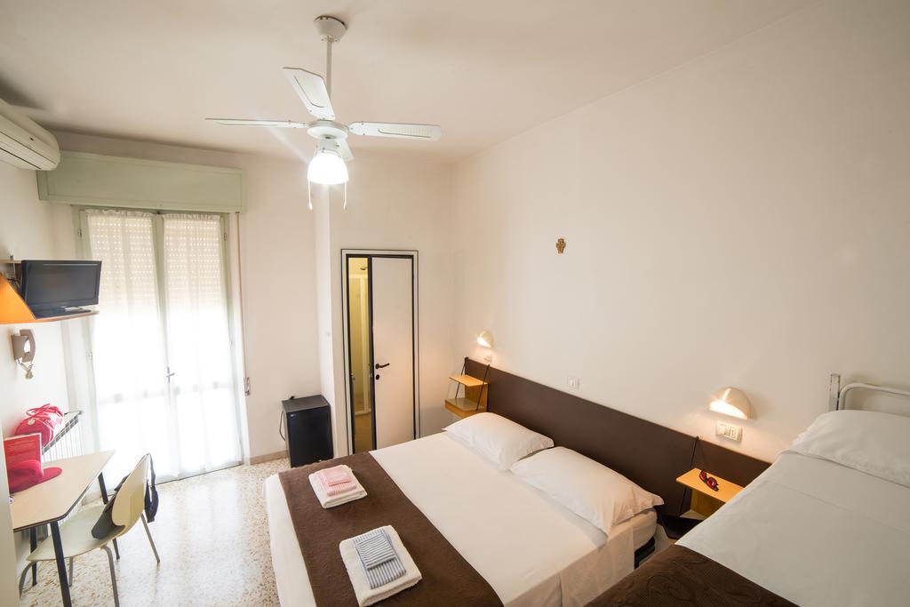 Hotel Nuovo Fiore Cattolica Habitación foto
