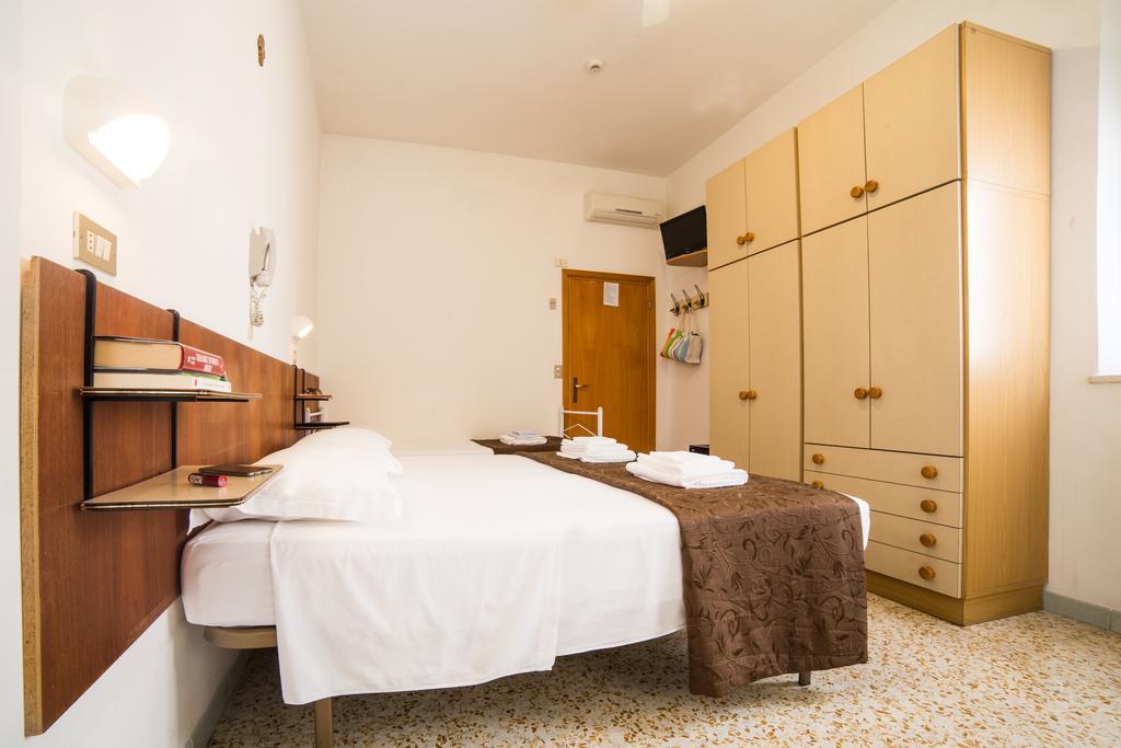 Hotel Nuovo Fiore Cattolica Habitación foto
