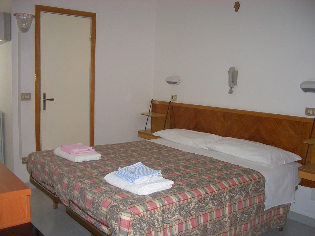 Hotel Nuovo Fiore Cattolica Habitación foto